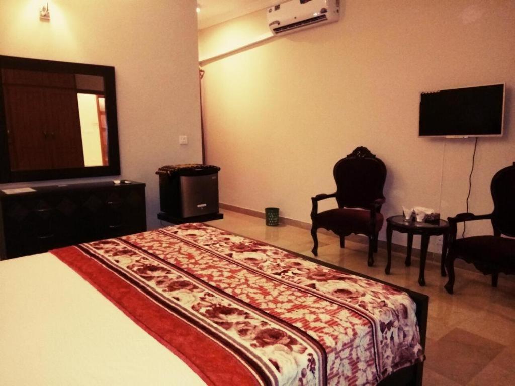 Royal Galaxy Bed & Breakfast Islamabad: Family-Exclusive Retreat Exterior photo