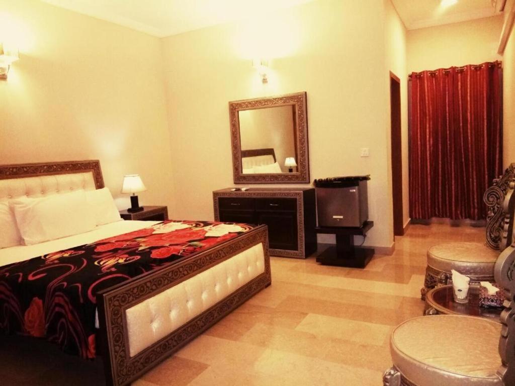 Royal Galaxy Bed & Breakfast Islamabad: Family-Exclusive Retreat Exterior photo