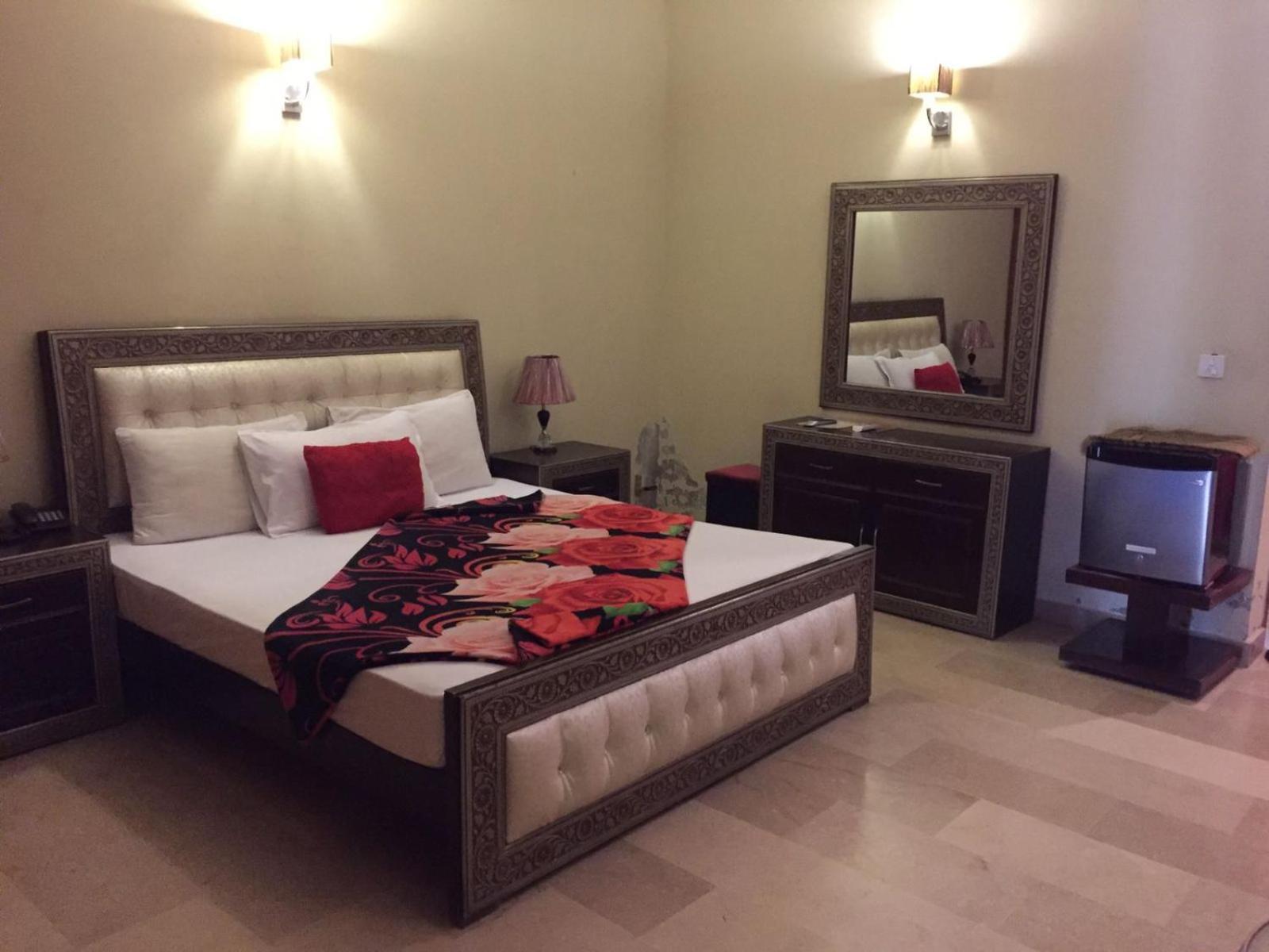 Royal Galaxy Bed & Breakfast Islamabad: Family-Exclusive Retreat Exterior photo